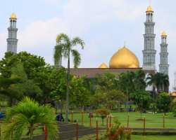 The surrounding area of the mosque is also pleasantry with gardens decorated with palm trees and beautiful fountains. It is a perfect place for an out